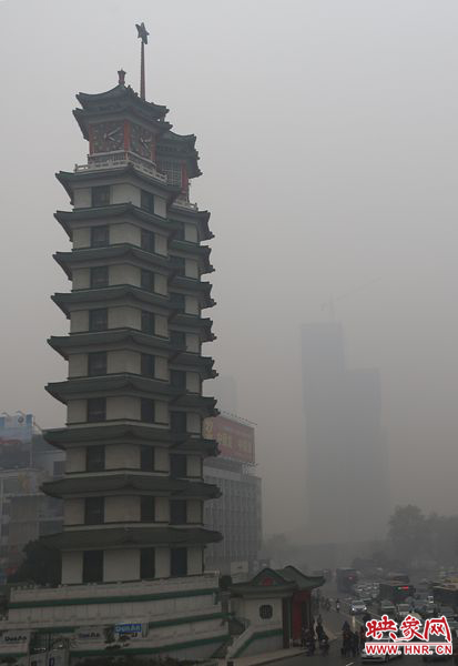 距離二七塔三百米遠的高樓已經(jīng)模糊不清