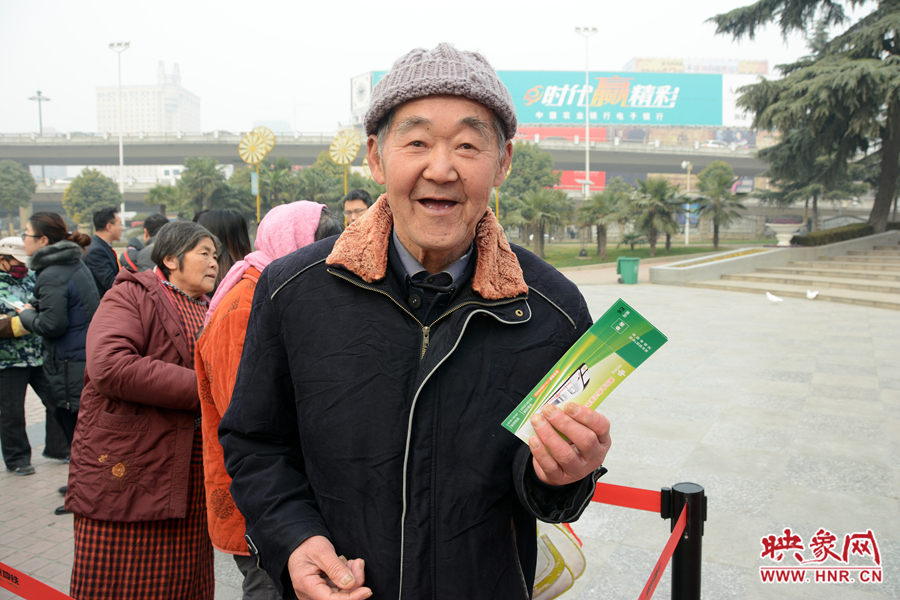 拿到地鐵試乘券的大爺露出了開心的笑容