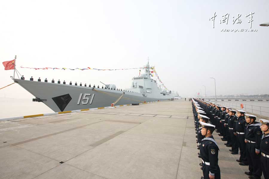 　第四艘052C驅(qū)逐艦 151鄭州艦正式進(jìn)入海軍服役