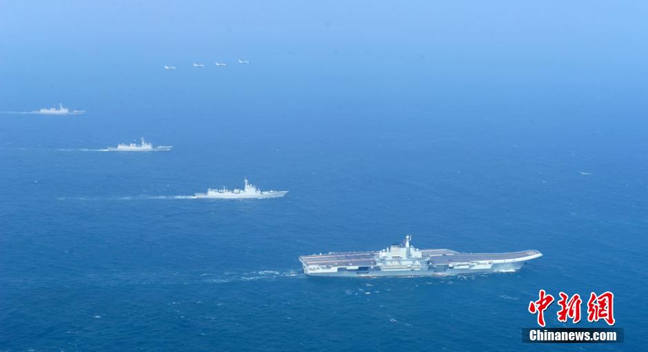 圖為遼寧艦與水面艦艇、飛機進行協(xié)同訓練。中新社發(fā) 胡鍇冰 攝