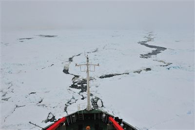 7日17時50分許，“雪龍”號船頭冰面裂開一條水道，“雪龍”號趁機迅速穿過。