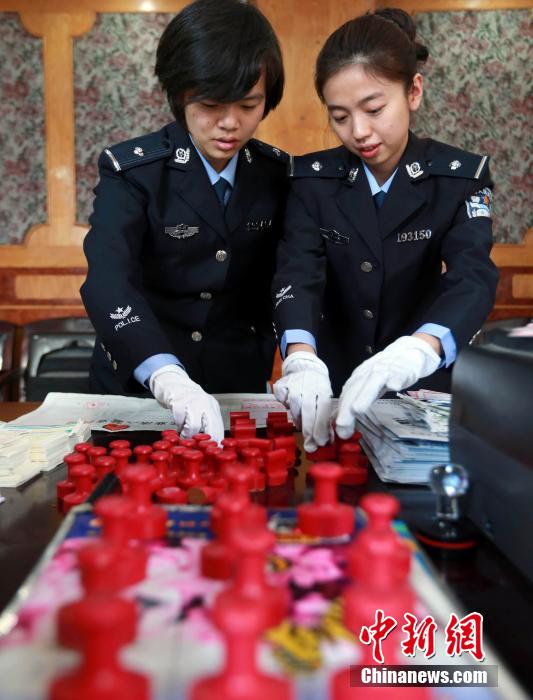 圖為清點查獲大量假火車票和制販工具。