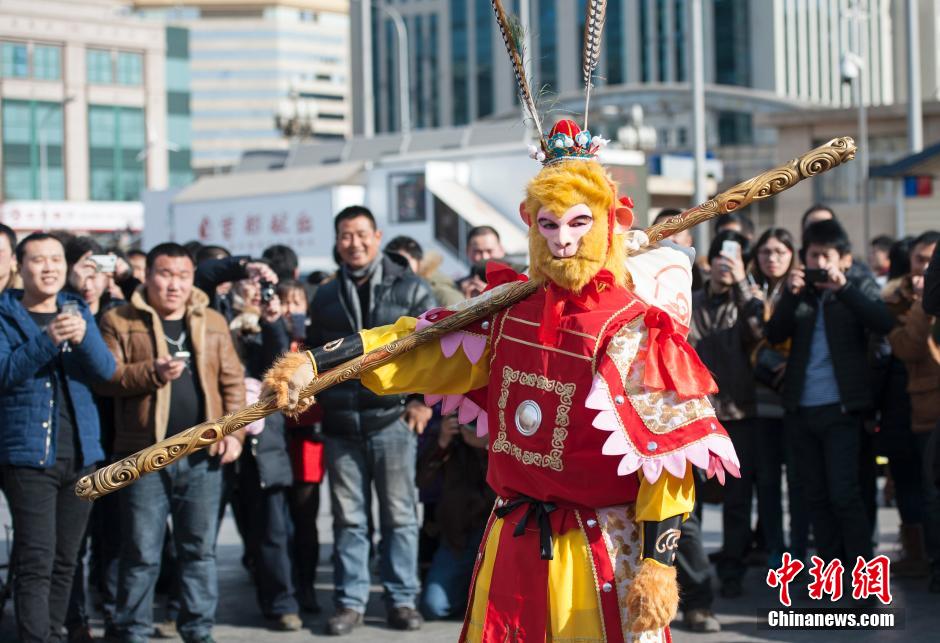 孫悟空“快閃”北京站 售票廳排隊買票