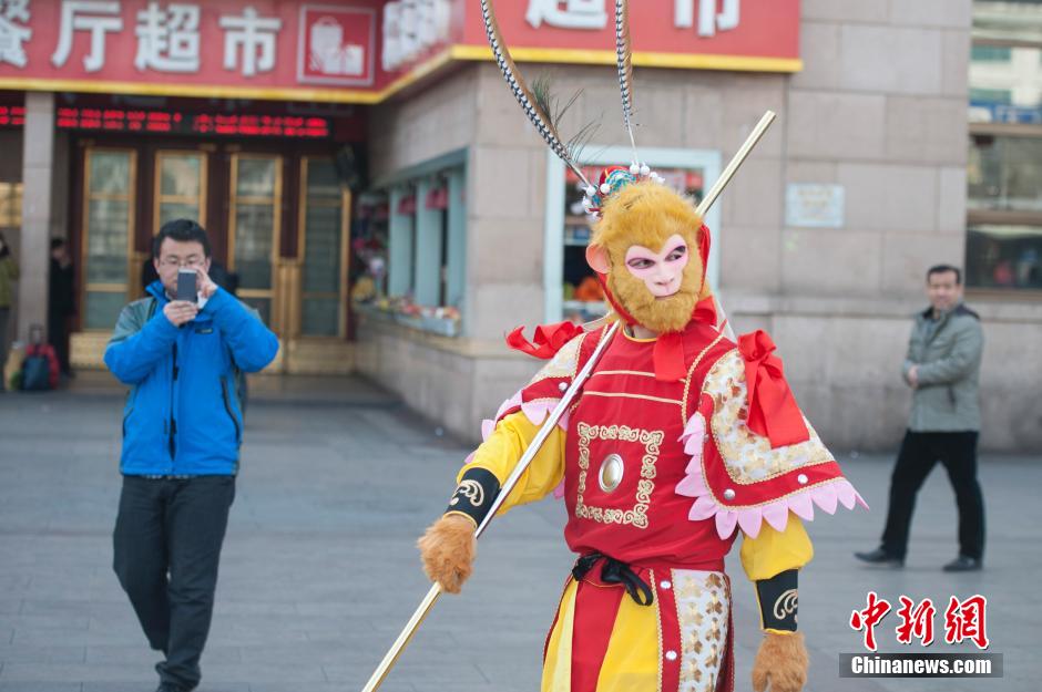 孫悟空“快閃”北京站 售票廳排隊買票