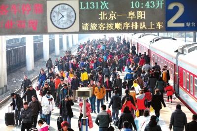 昨天，由北京開(kāi)出的列車途經(jīng)安徽亳州火車站，大量旅客回到家鄉(xiāng)