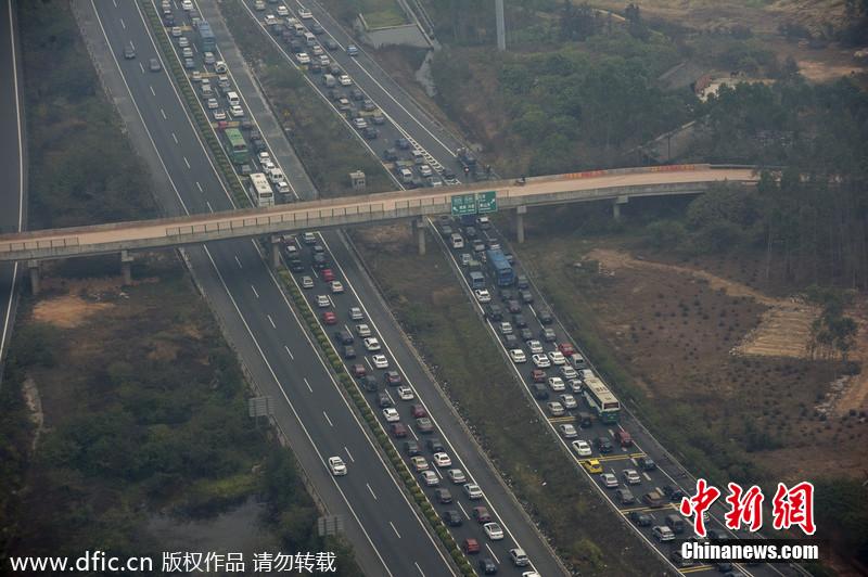 航拍春運路況 廣河長深高速交界車隊綿延幾公里