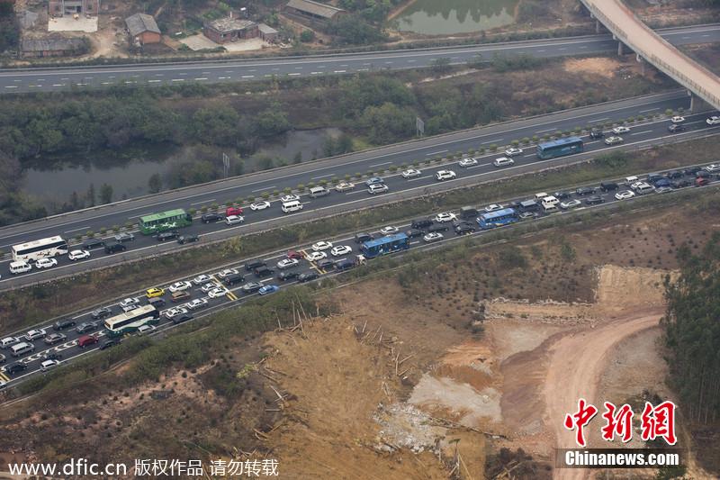 航拍春運路況 廣河長深高速交界車隊綿延幾公里