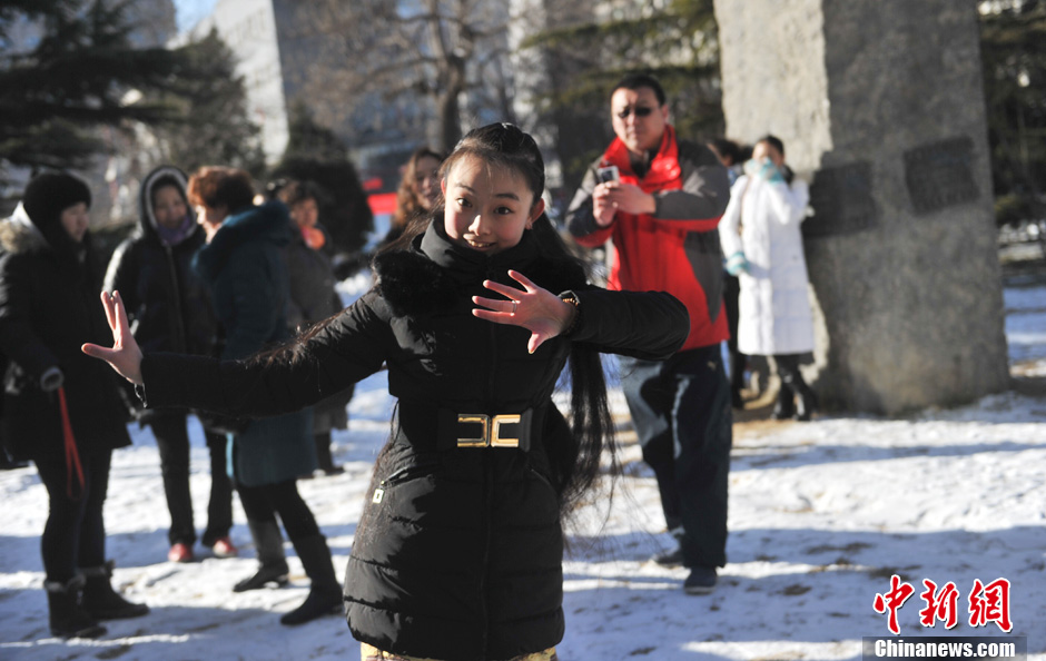 圖為來自東北的表演系考生雪地秀才藝。