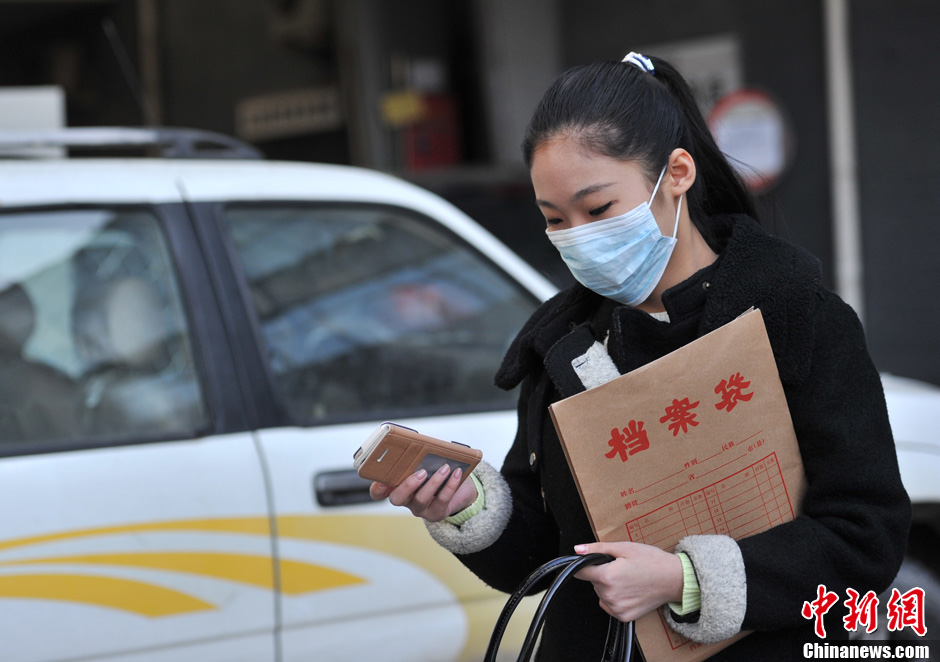 圖為表演系考生走出考場。