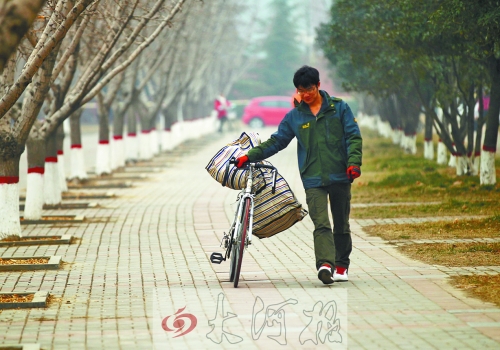 走在校園的小路上，帥氣的單車是我同伴，鼓鼓的行囊盛不下父母深深的惦念。