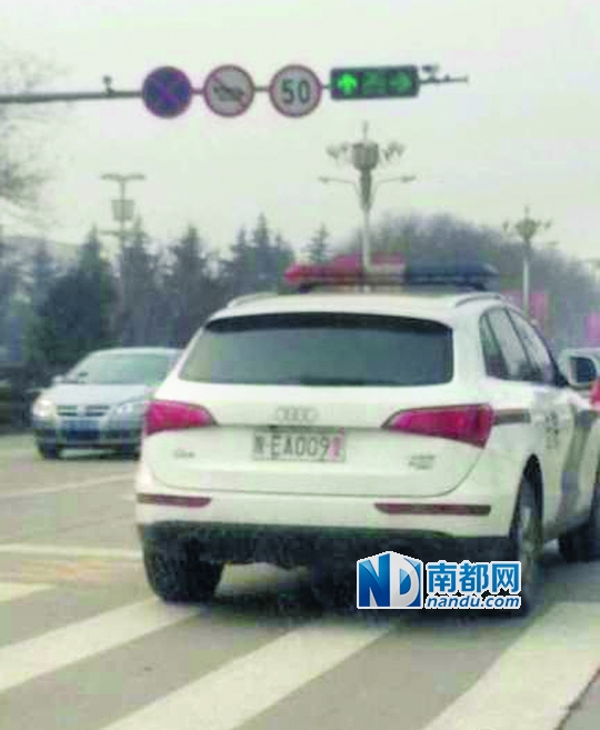 渭南市中院配備的奧迪Q 5警車在路上行駛。圖片來(lái)源：新浪微博