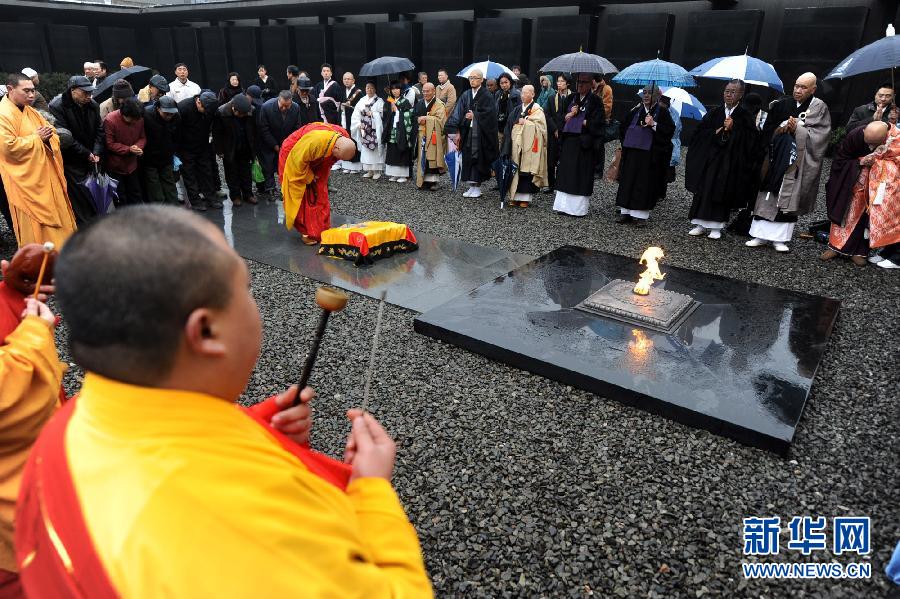 中日兩國數(shù)十位僧人在侵華日軍南京大屠殺遇難同胞紀(jì)念館祭場舉行“世界和平法會(huì)”