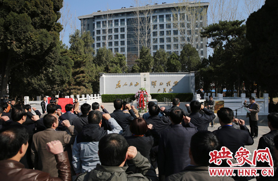 在焦裕祿紀(jì)念館，參觀的人絡(luò)繹不絕，一批批來(lái)自全國(guó)各地的黨員干部前來(lái)學(xué)習(xí)焦裕祿事跡