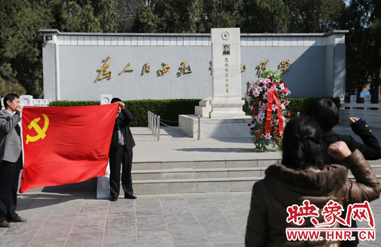 在焦裕祿紀(jì)念園，來(lái)自河南的黨員干部在焦陵前宣誓。