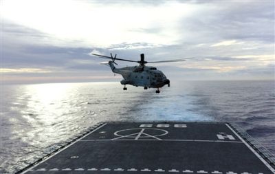 3月29日，一架艦載直升機(jī)從井岡山艦起飛執(zhí)行搜索任務(wù)。當(dāng)天，海軍井岡山艦抵達(dá)南印度洋新任務(wù)區(qū)開始搜索。 新華社發(fā)