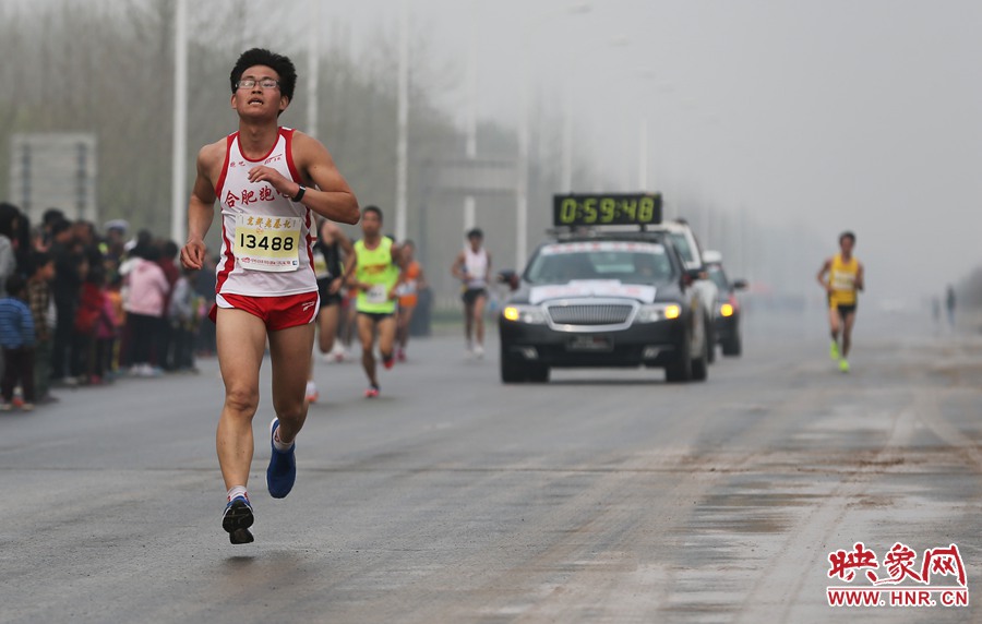 一名合肥選手處在較為領(lǐng)先的位置。