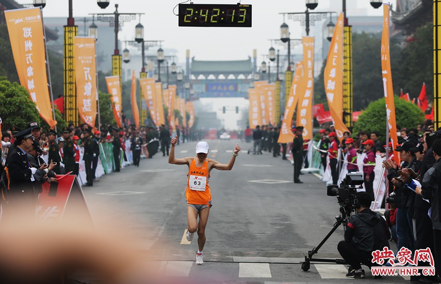 一名選手抵達(dá)終點(diǎn)后，高舉雙手慶祝。