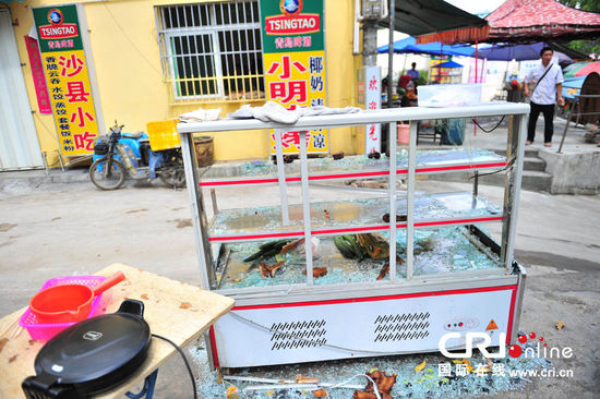 三亞發(fā)生打砸事件 10余輛車(chē)多個(gè)店鋪“受傷”(高清組圖)