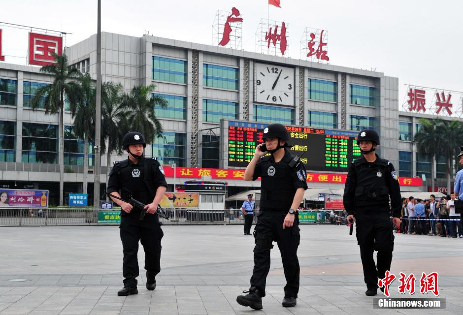 圖為廣州特警在案發(fā)現(xiàn)場(chǎng)戒備。