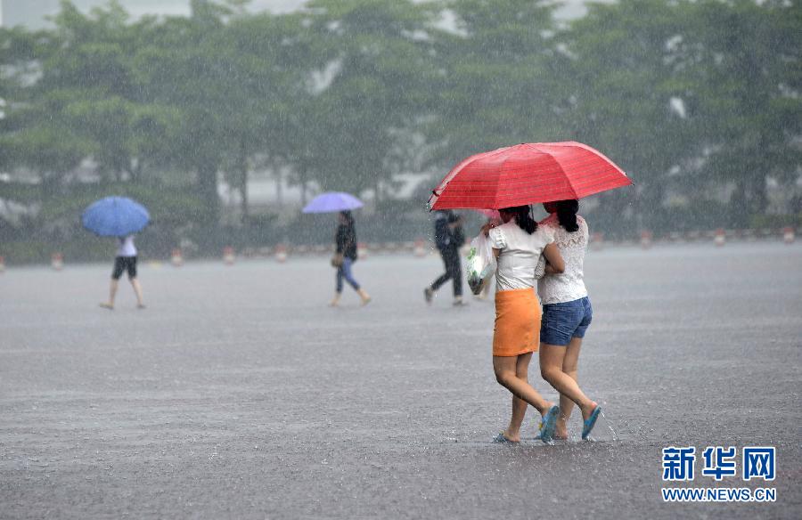 5月11日，市民在深圳梅林檢查站廣場冒雨出行。