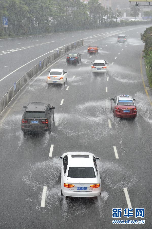 　5月11日，車輛在深圳街頭涉水前行。