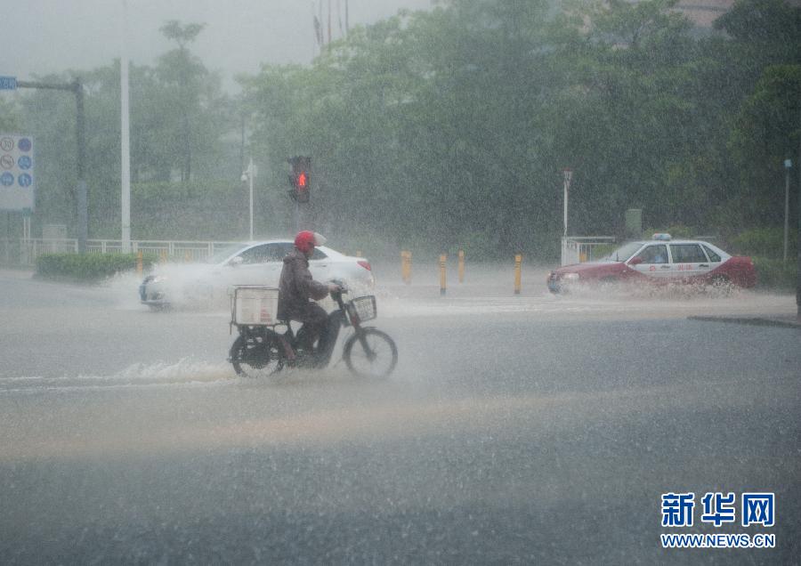 5月11日，車輛在深圳西麗留仙大道涉水前行。