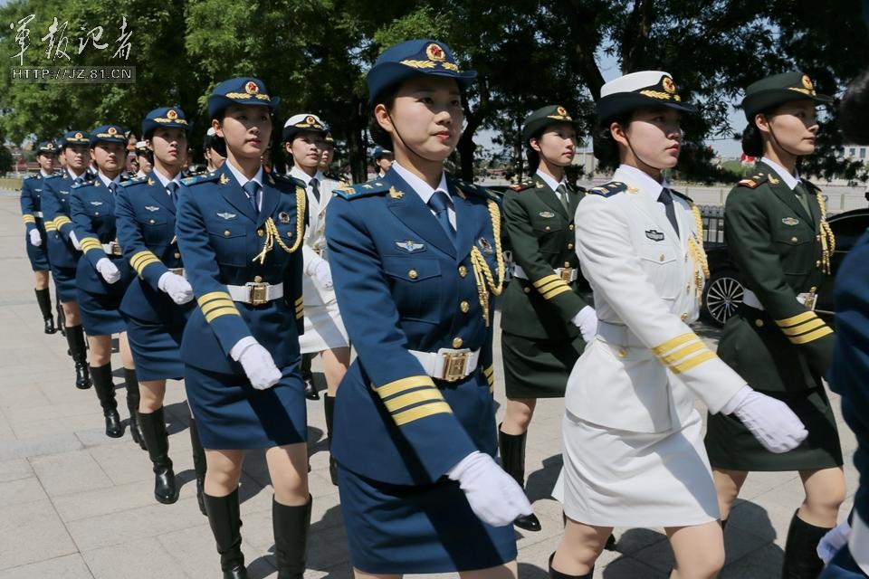 解放軍首批女儀仗兵亮相，90%以上擁有大專以上學(xué)歷，平均身高1.72米。圖為女兵儀仗隊(duì)。