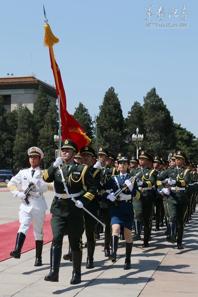 中國(guó)三軍儀仗隊(duì)首現(xiàn)女儀仗兵身影