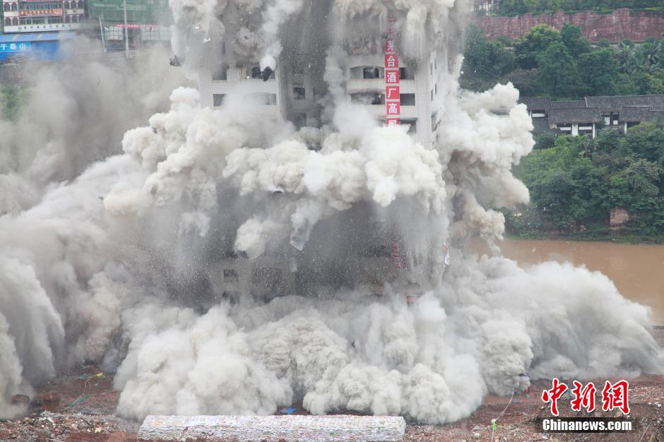 6月6日13時，貴州仁懷茅臺大橋及鐘樓整體爆破成功。