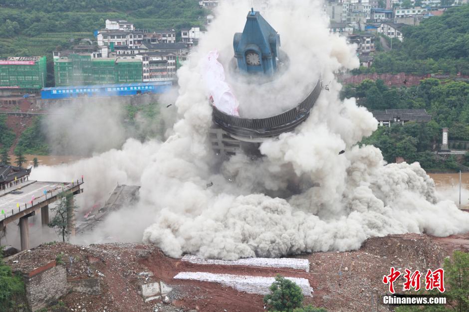 6月6日13時，貴州仁懷茅臺大橋及鐘樓整體爆破成功。