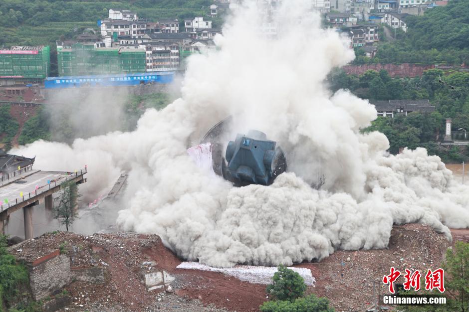 6月6日13時，貴州仁懷茅臺大橋及鐘樓整體爆破成功。