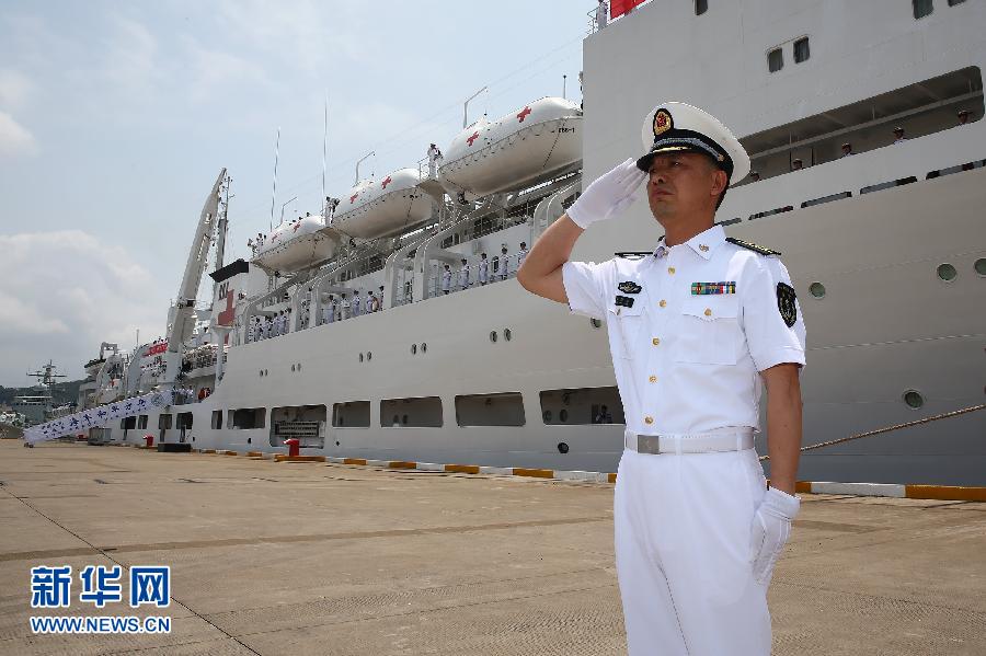  6月9日，在浙江舟山某軍港，和平方舟醫(yī)院船船長章榮華請示起航。