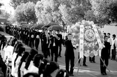 護(hù)送陣亡將士遺骸的隊(duì)伍緩緩走入殤墓園。