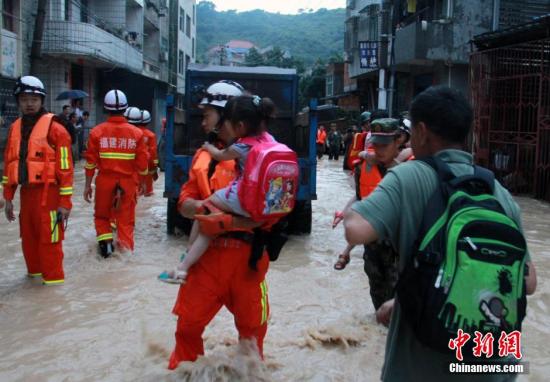 6月19日，短時強(qiáng)降雨導(dǎo)致福州長樂市玉田鎮(zhèn)轄區(qū)內(nèi)多處被洪水圍困，大量人員被困。朱曉航 黃綠榮 圖/文