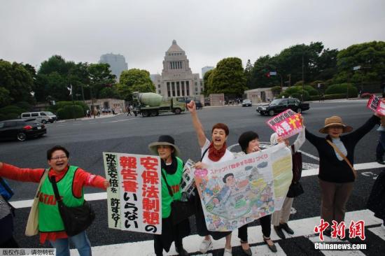 當?shù)貢r間5月13日，日本示威者在位于東京的國會議事堂外高喊口號，反對日本政府計劃修憲以解禁自衛(wèi)權。