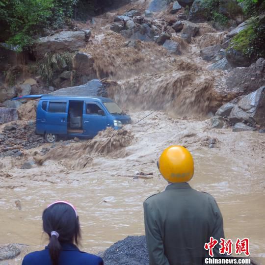 面包車在行駛途中遭遇泥石流　五公宣　攝