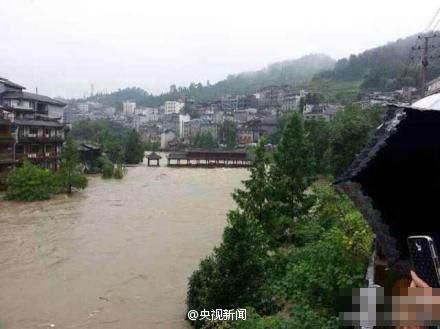 湖南鳳凰連降暴雨古城被淹 景區(qū)關閉全城停電