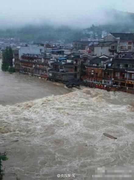 湖南鳳凰連降暴雨古城被淹 景區(qū)關閉全城停電