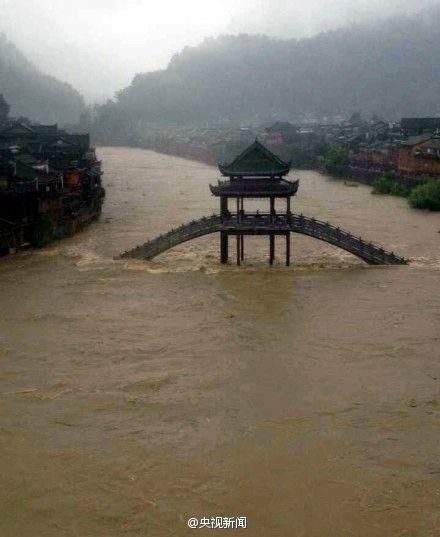 湖南鳳凰連降暴雨古城被淹 景區(qū)關閉全城停電