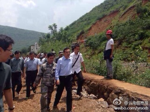 李克強(qiáng)徒步前往這次地震的震中龍頭山鎮(zhèn)(圖片來(lái)自于云南信息報(bào)微博)