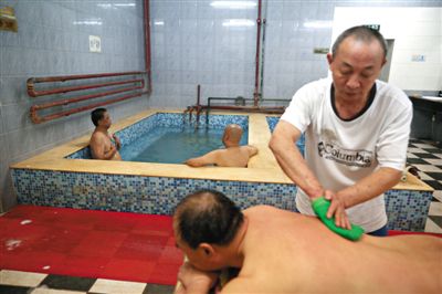 客人在搓澡。近日，百年歷史的鑫園浴池宣布將關張。新京報記者