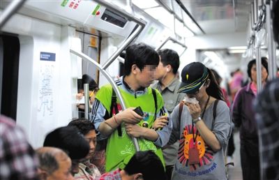 地鐵14號(hào)線，一名乘客正在車廂內(nèi)飲食。