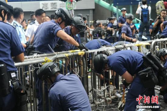 11月26日，香港法庭執(zhí)達主任在旺角彌敦道執(zhí)行禁制令，清除非法障礙物，后因受阻而要求警方協(xié)助執(zhí)行。