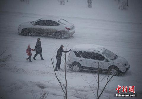 12月8日，經(jīng)過一夜降雪，烏魯木齊已是皚皚白雪一片。（圖片來源于中新網(wǎng)）