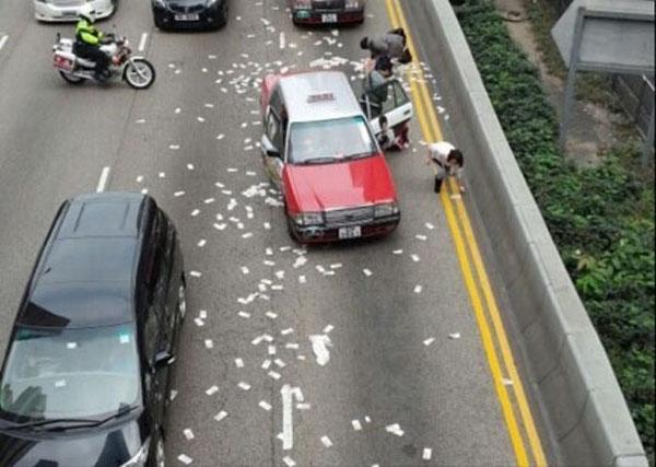 香港一運(yùn)鈔車錢箱跌出車外 大量紙幣散落馬路