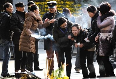 昨日，上海，外灘踩踏事件遇難者家屬來到事發(fā)地獻花祭奠。