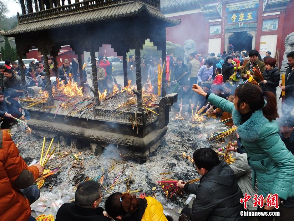 大年初五全國(guó)各地民眾燒香拜財(cái)神