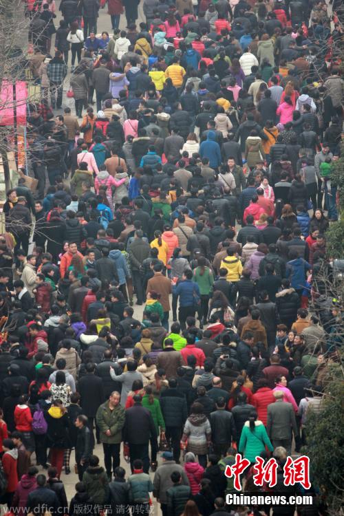 大年初五全國(guó)各地民眾燒香拜財(cái)神