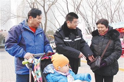 朝陽(yáng)國(guó)際風(fēng)情節(jié)，周小勇（中）提醒老人注意安全。朝陽(yáng)公安分局供圖