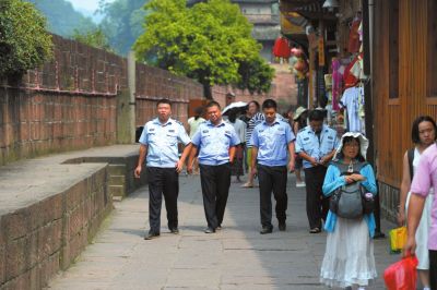 鳳凰古城多家客棧鬧停業(yè) “一票制”再起爭議